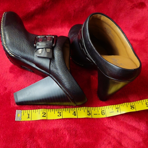 Euro Soft By Sofft Black Leather Mules with Buckle - Size 8M - Picture 5 of 9